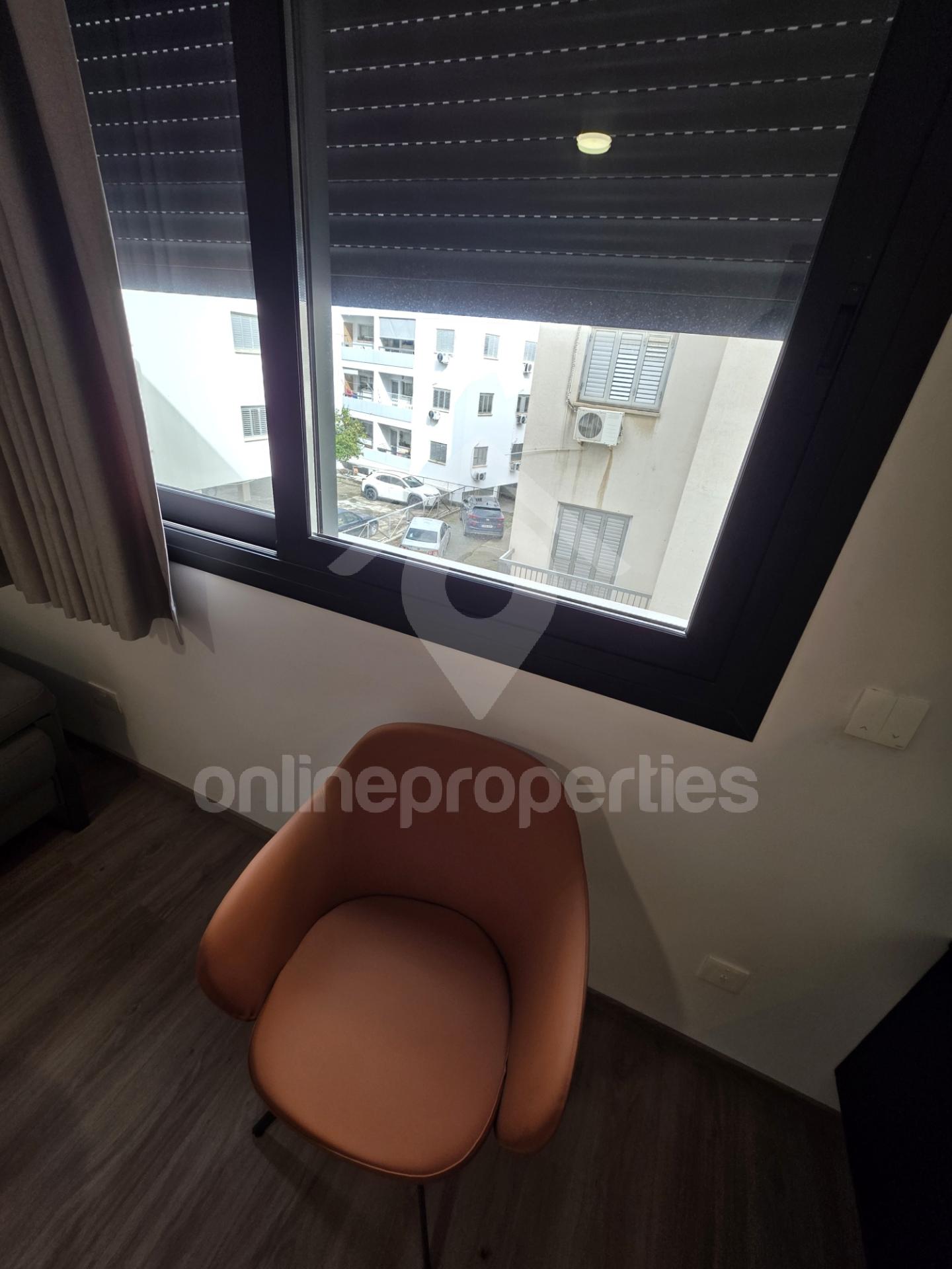 To change image, hover mouse over thumbnails below