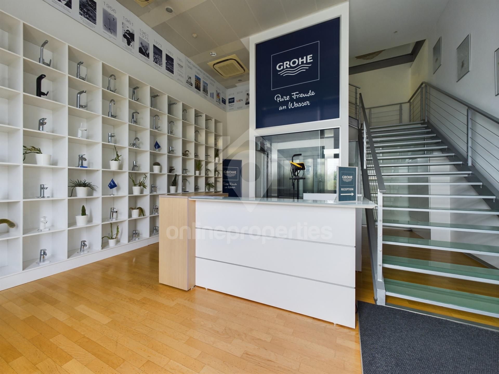 To change image, hover mouse over thumbnails below