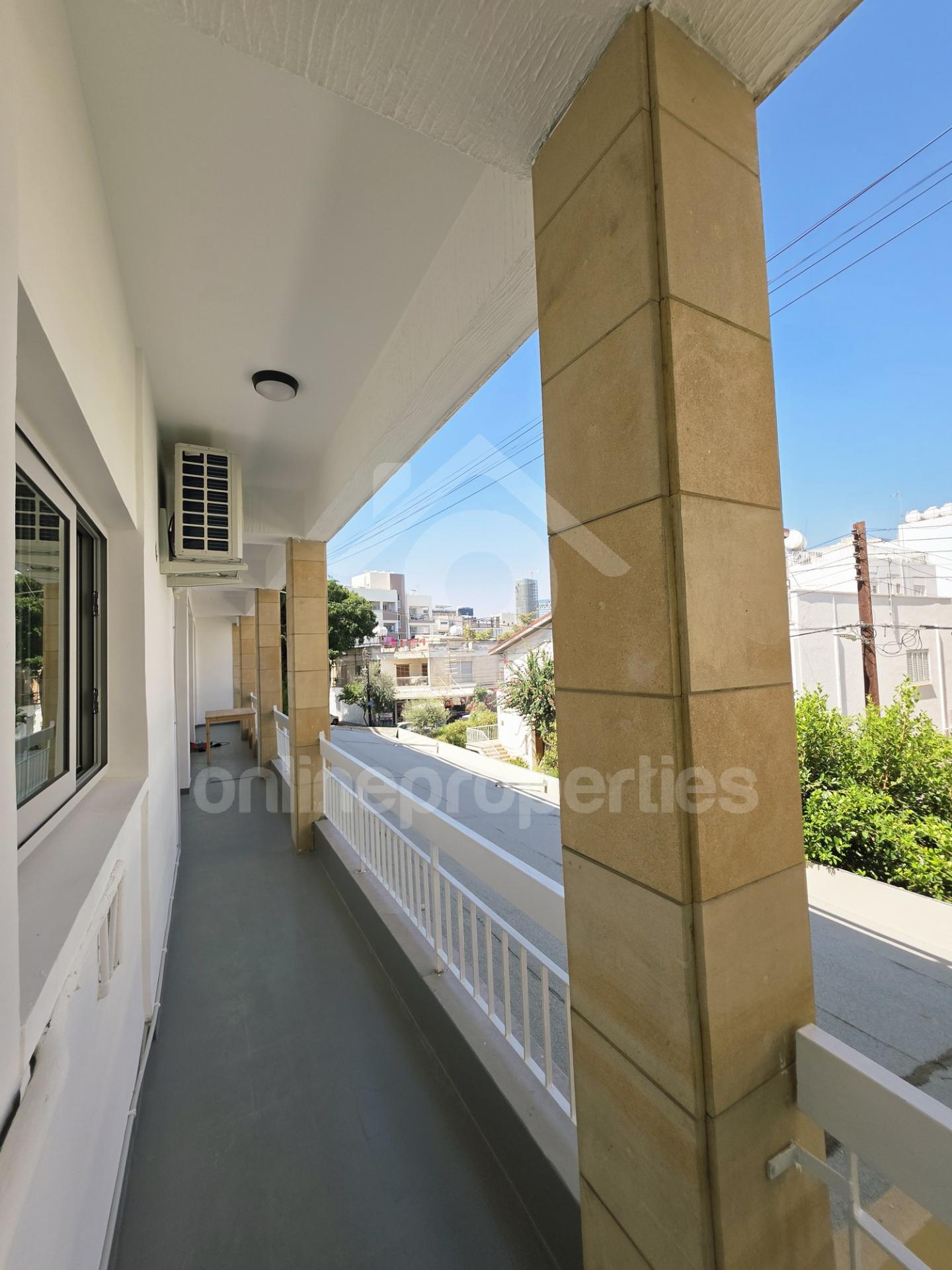 To change image, hover mouse over thumbnails below