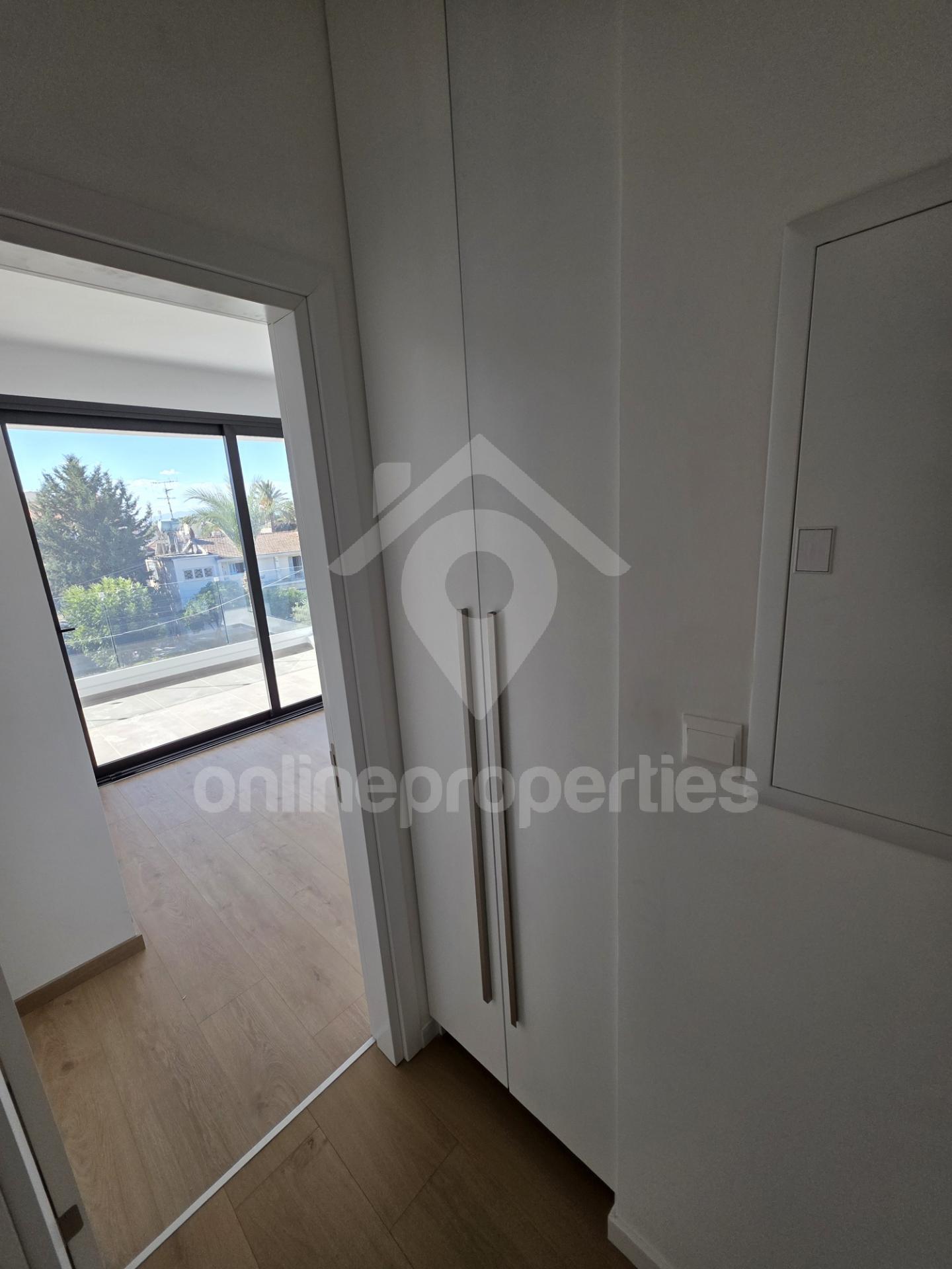 To change image, hover mouse over thumbnails below