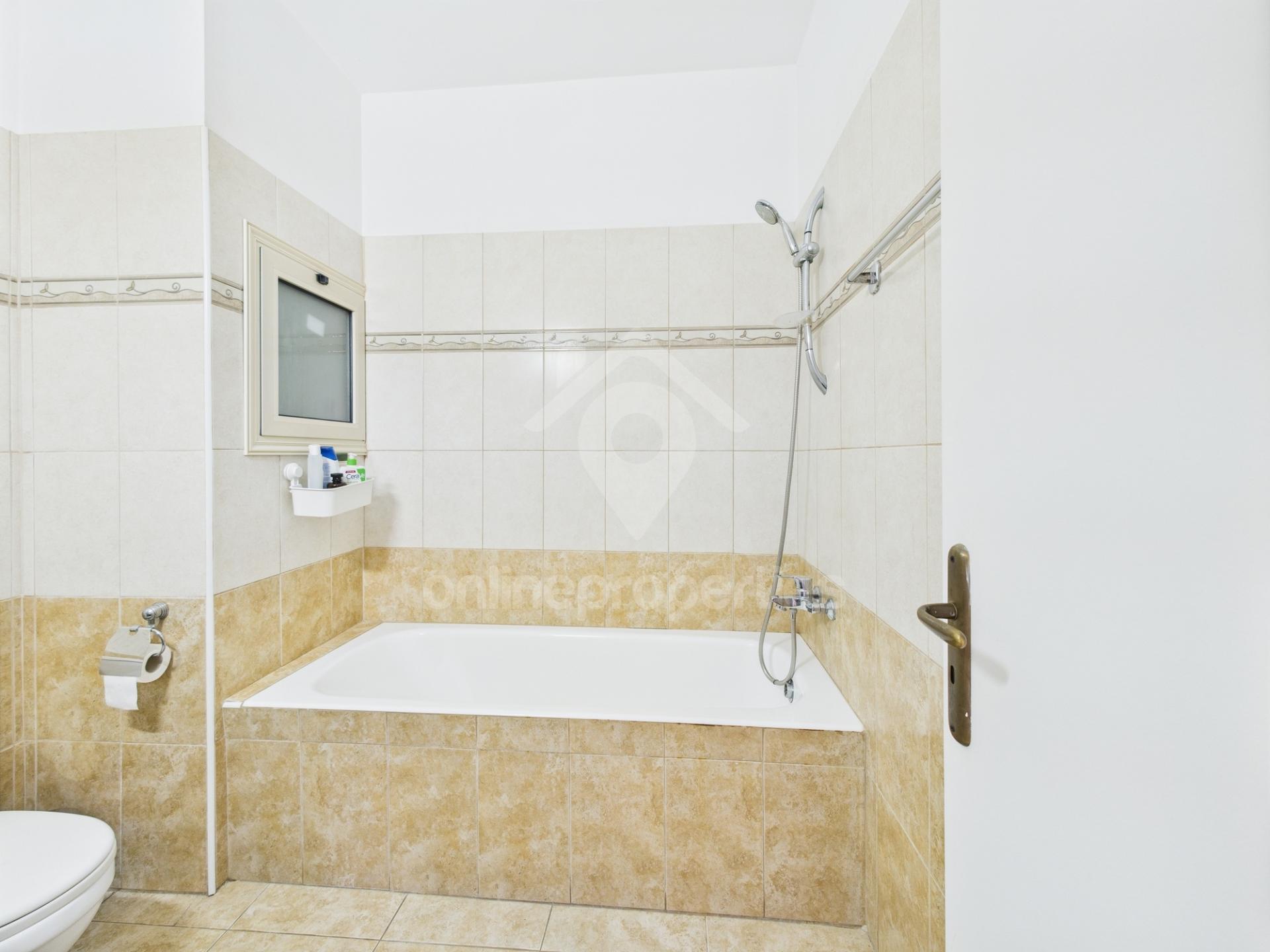 To change image, hover mouse over thumbnails below