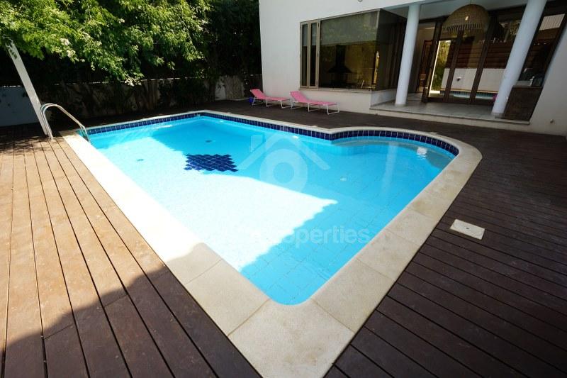 To change image, hover mouse over thumbnails below