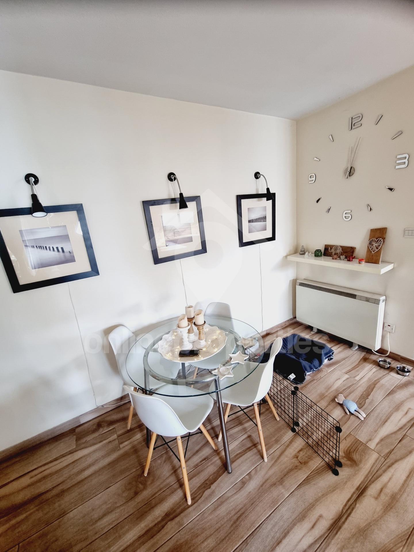 To change image, hover mouse over thumbnails below