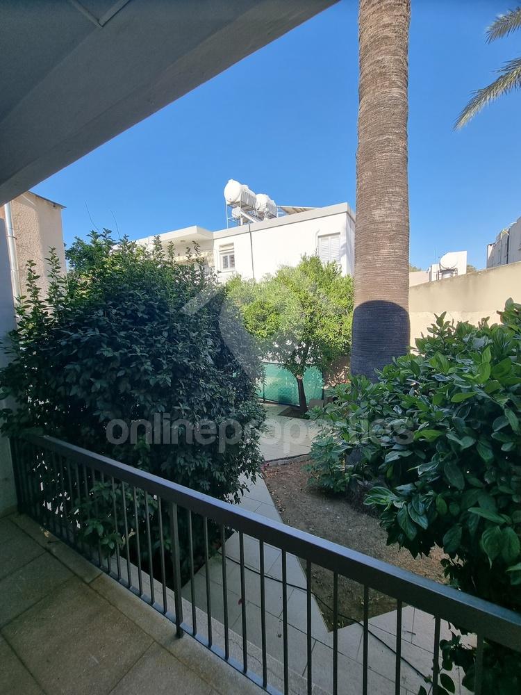 To change image, hover mouse over thumbnails below