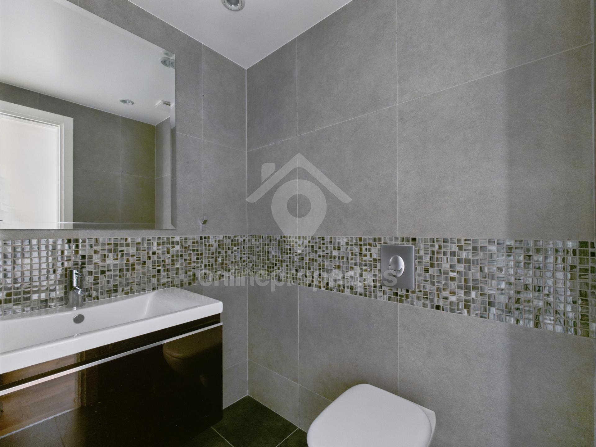 To change image, hover mouse over thumbnails below