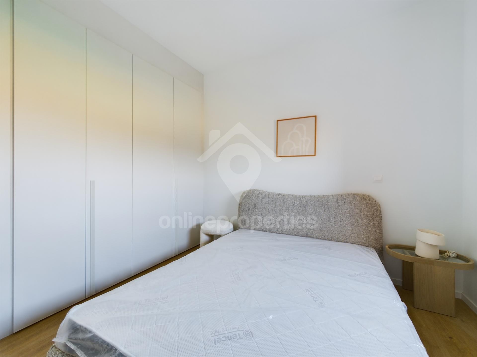 To change image, hover mouse over thumbnails below