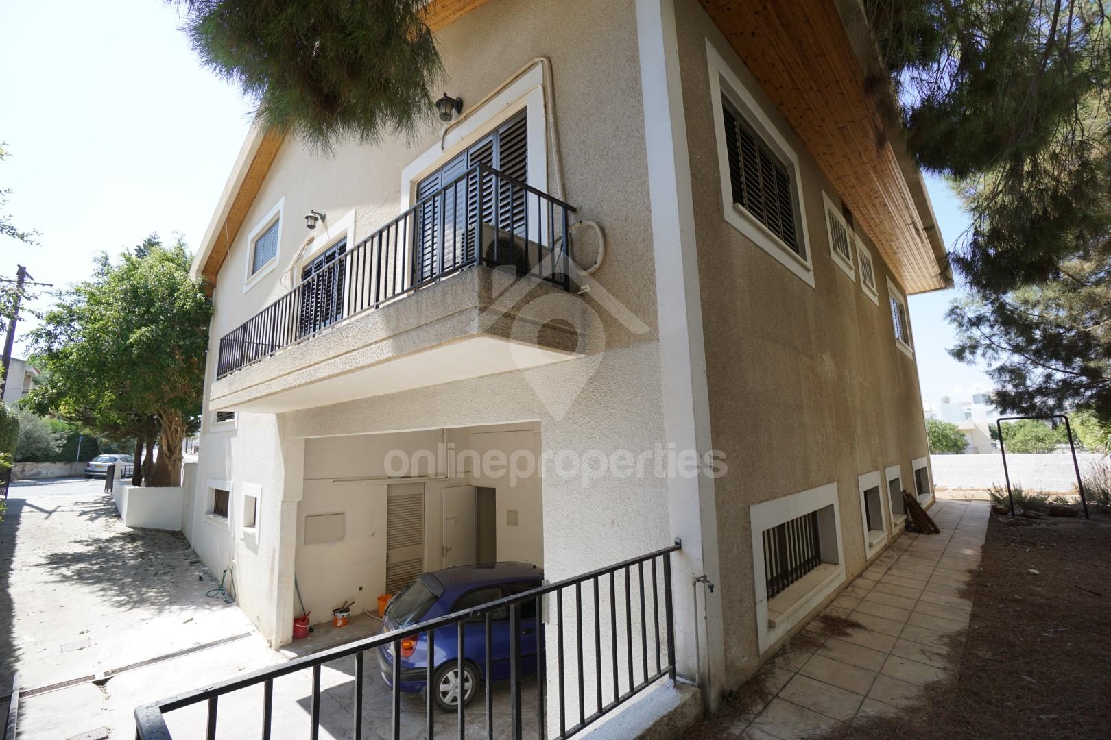 To change image, hover mouse over thumbnails below