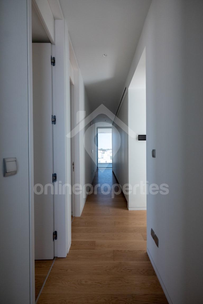 To change image, hover mouse over thumbnails below