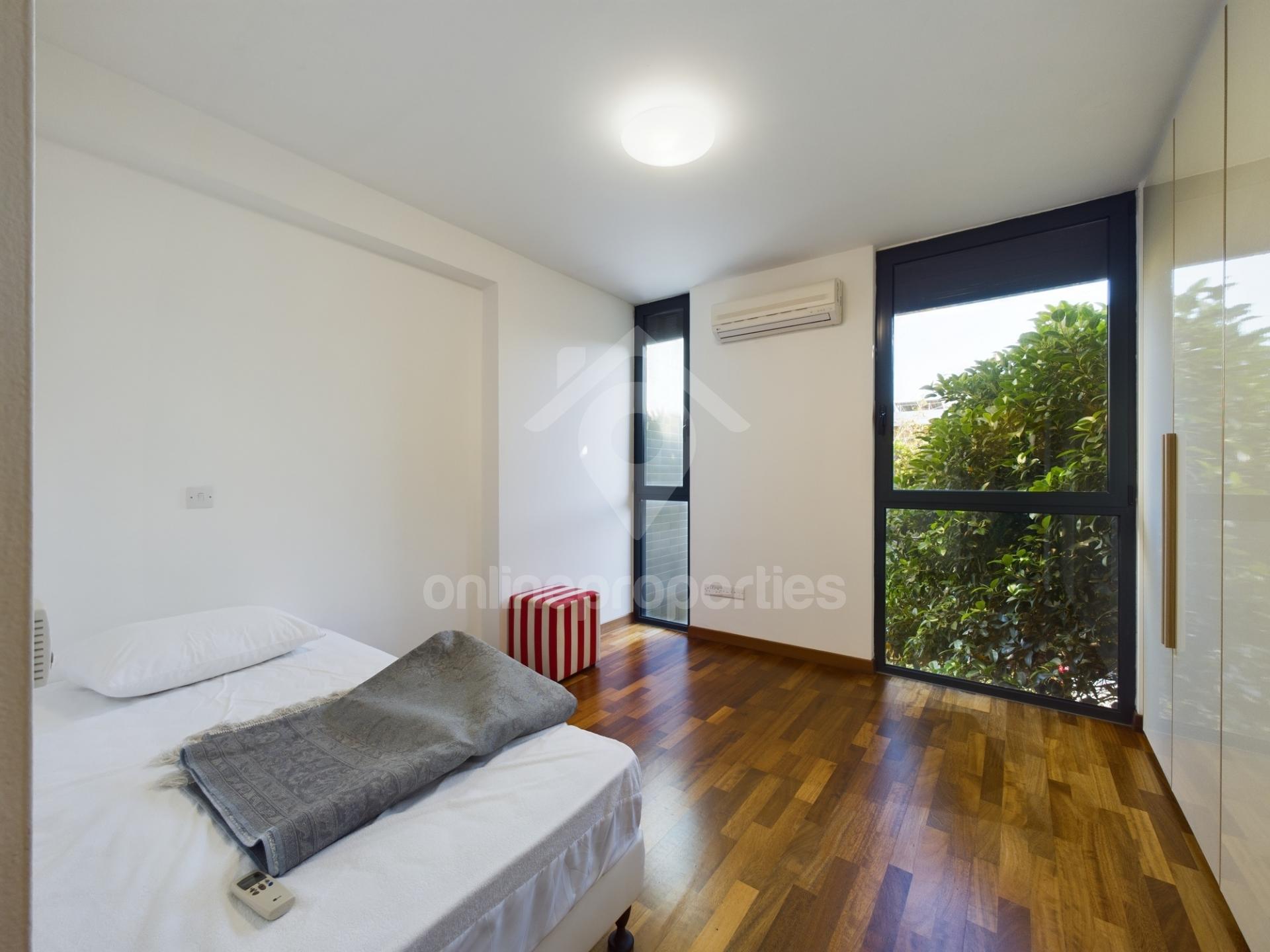 To change image, hover mouse over thumbnails below