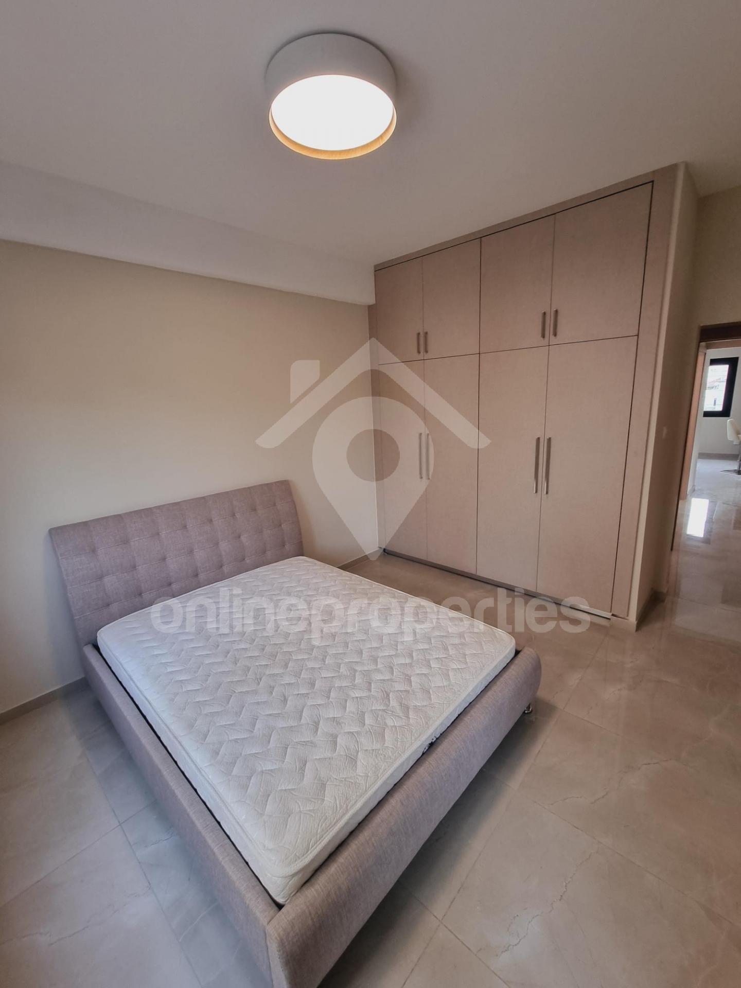 To change image, hover mouse over thumbnails below