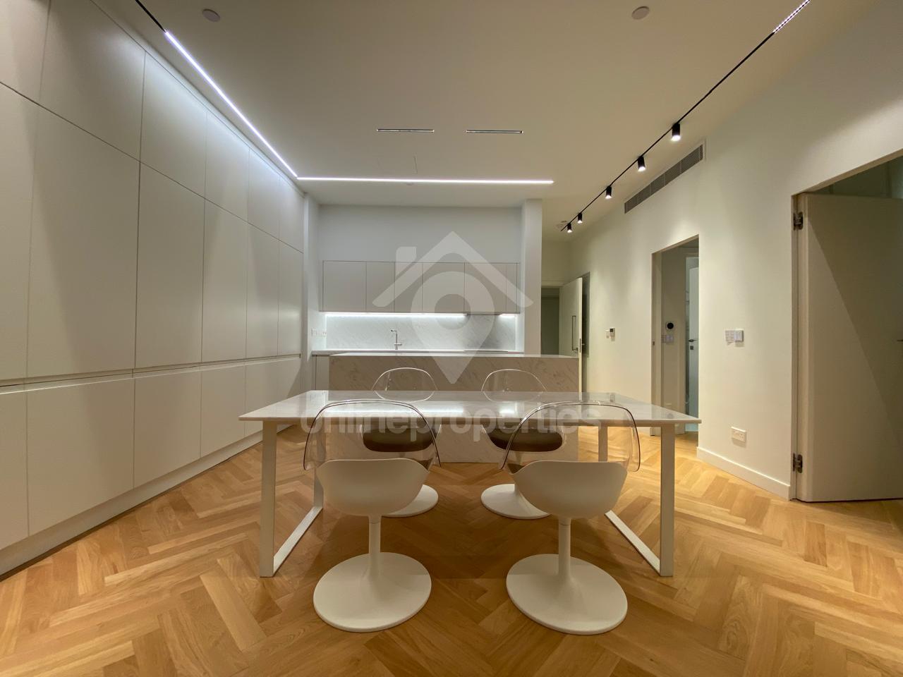 To change image, hover mouse over thumbnails below