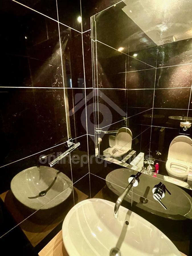 To change image, hover mouse over thumbnails below