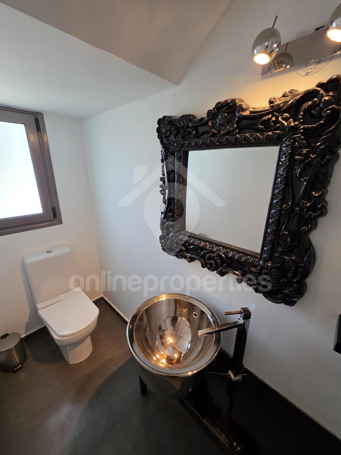 To change image, hover mouse over thumbnails below