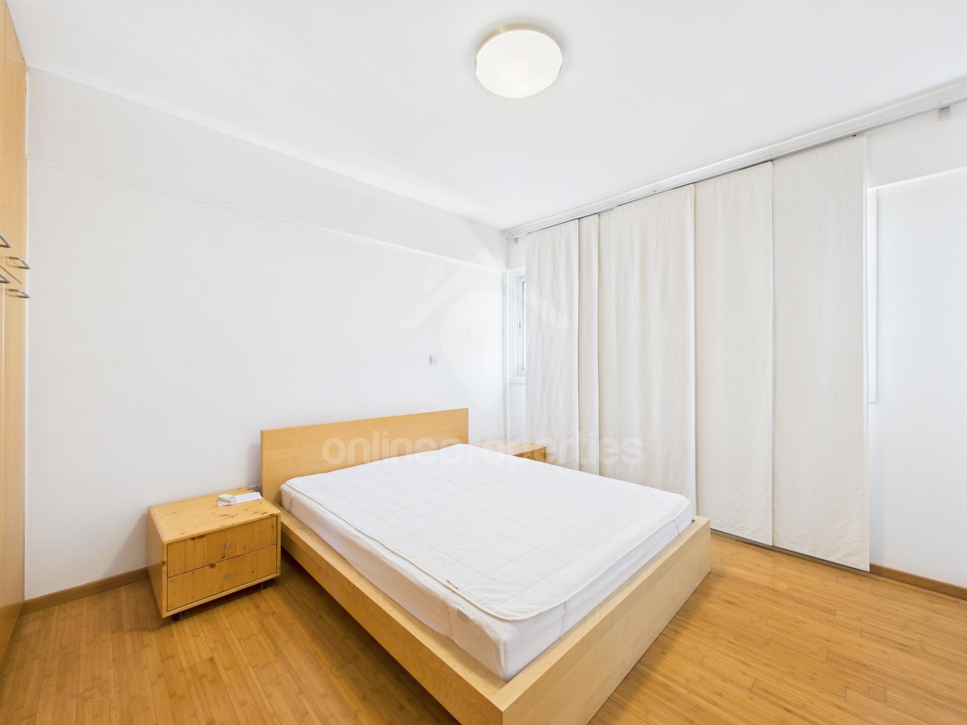 To change image, hover mouse over thumbnails below