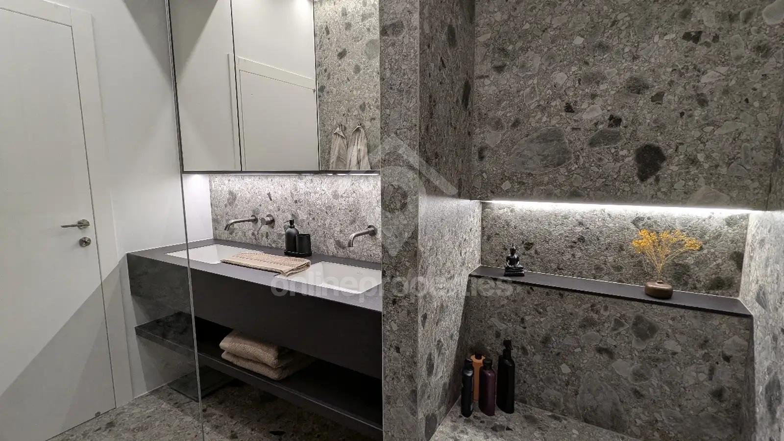 To change image, hover mouse over thumbnails below