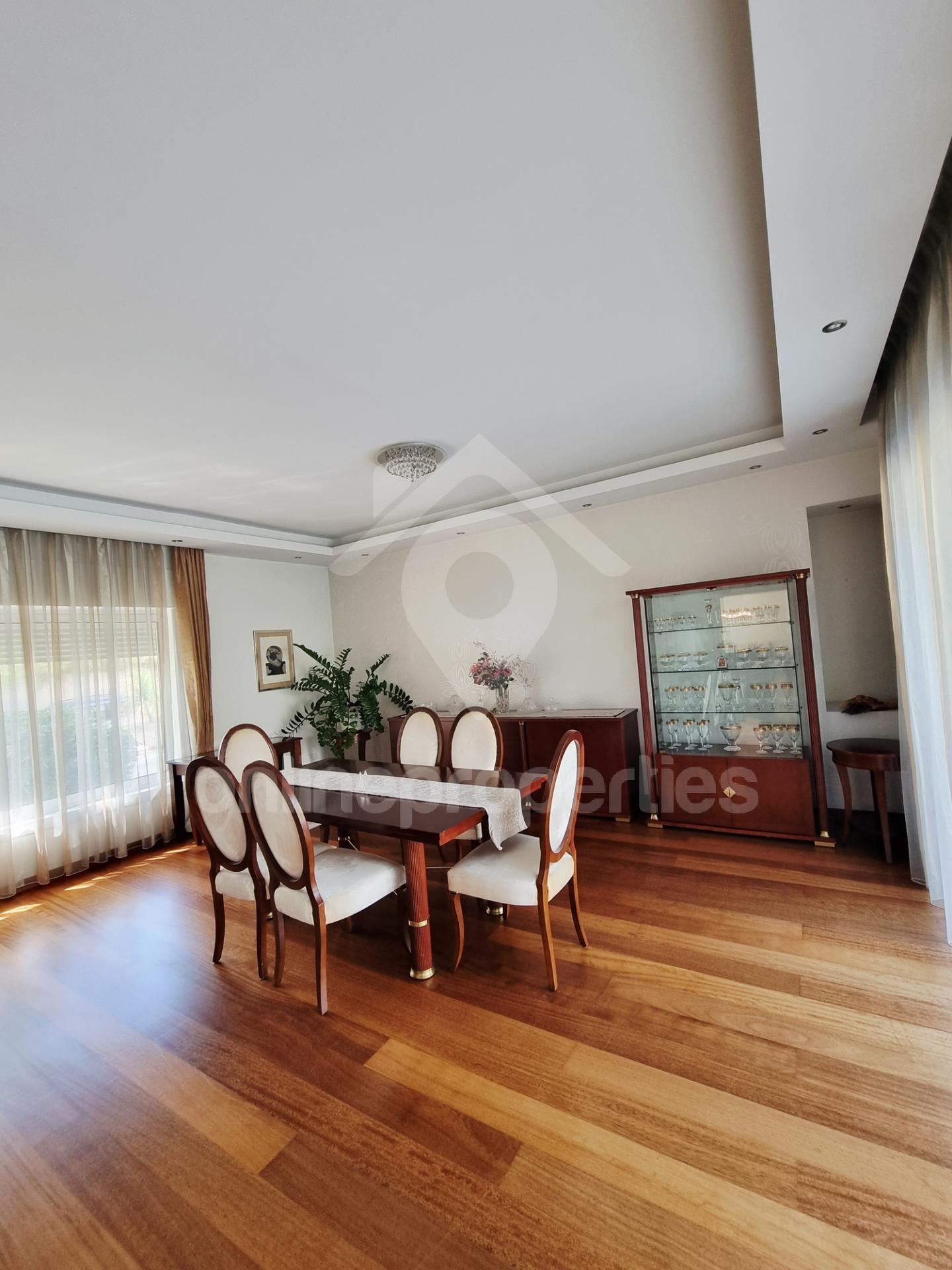 To change image, hover mouse over thumbnails below