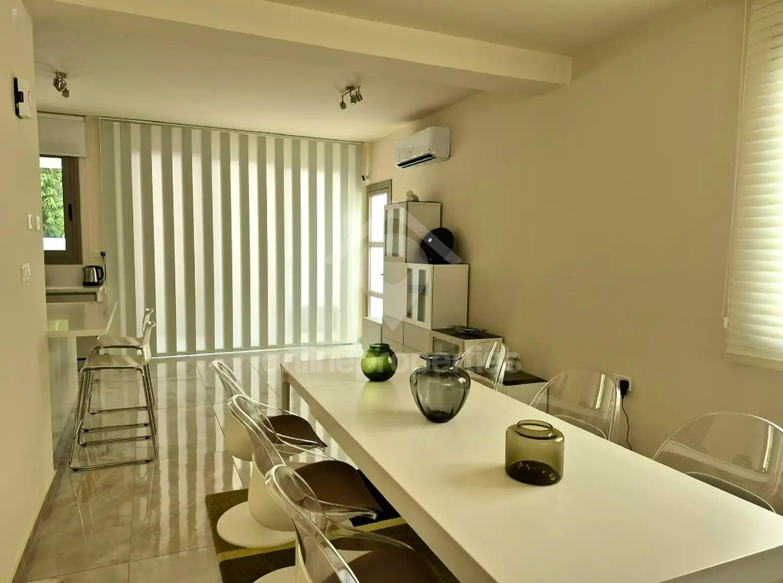 To change image, hover mouse over thumbnails below