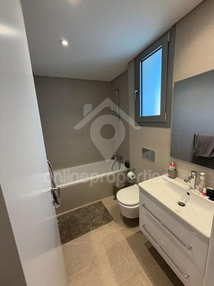 To change image, hover mouse over thumbnails below