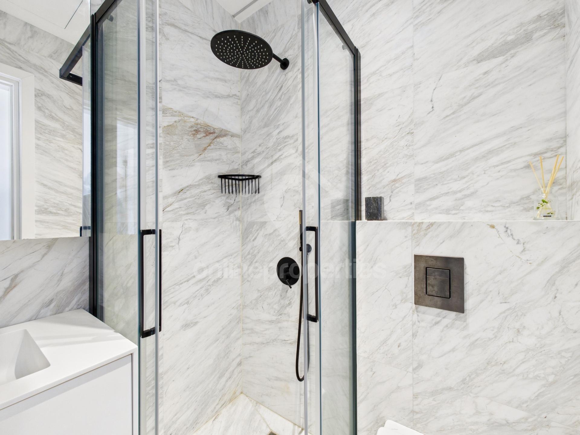 To change image, hover mouse over thumbnails below