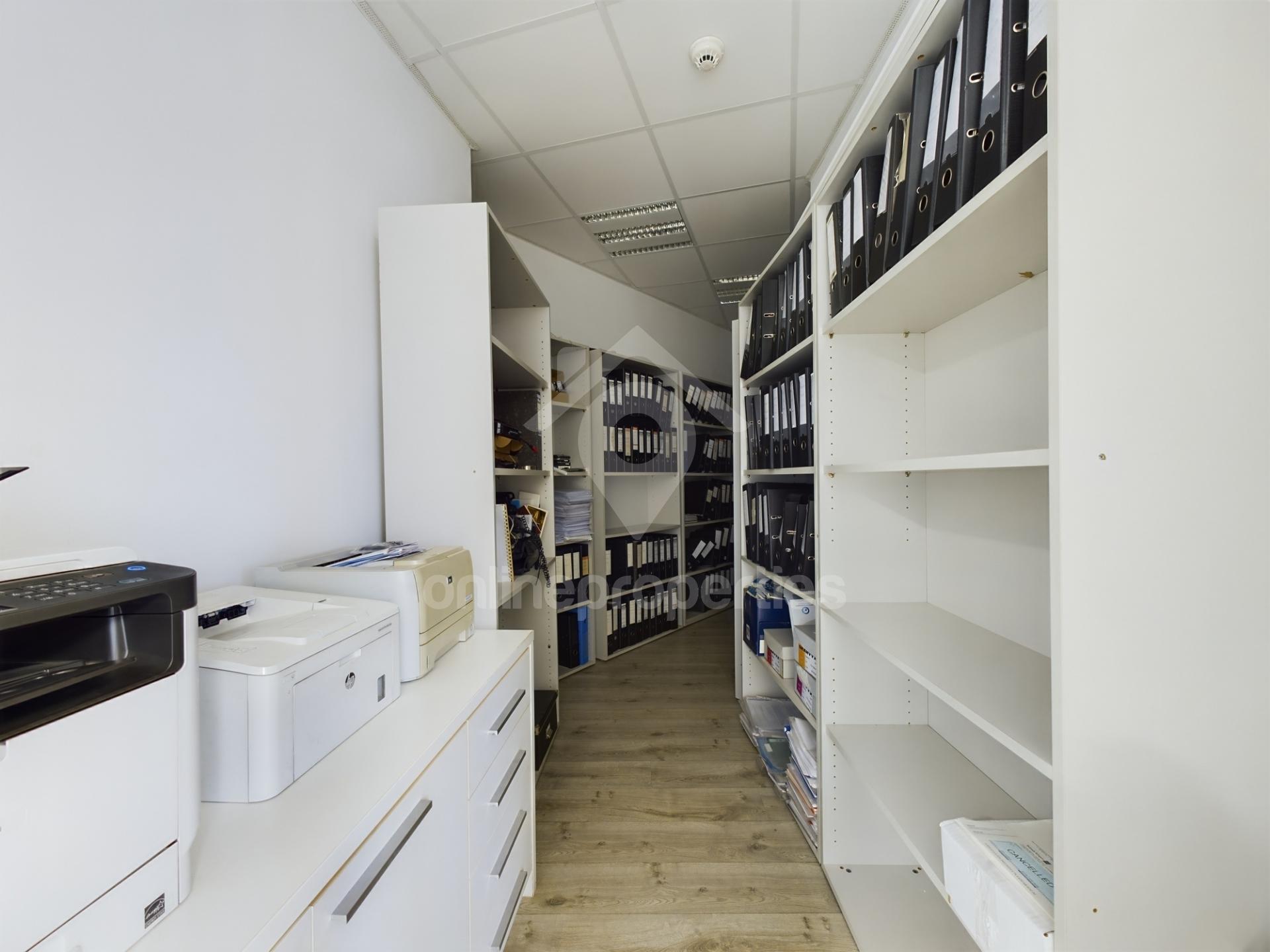 To change image, hover mouse over thumbnails below