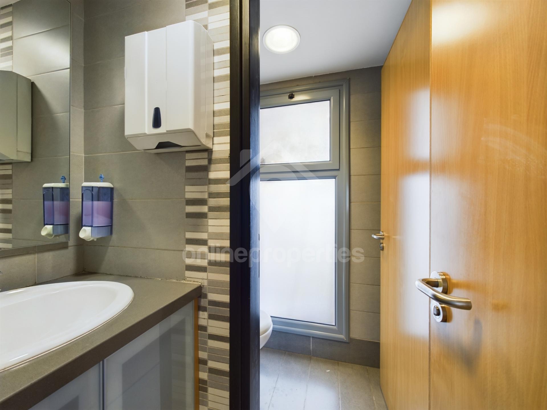 To change image, hover mouse over thumbnails below