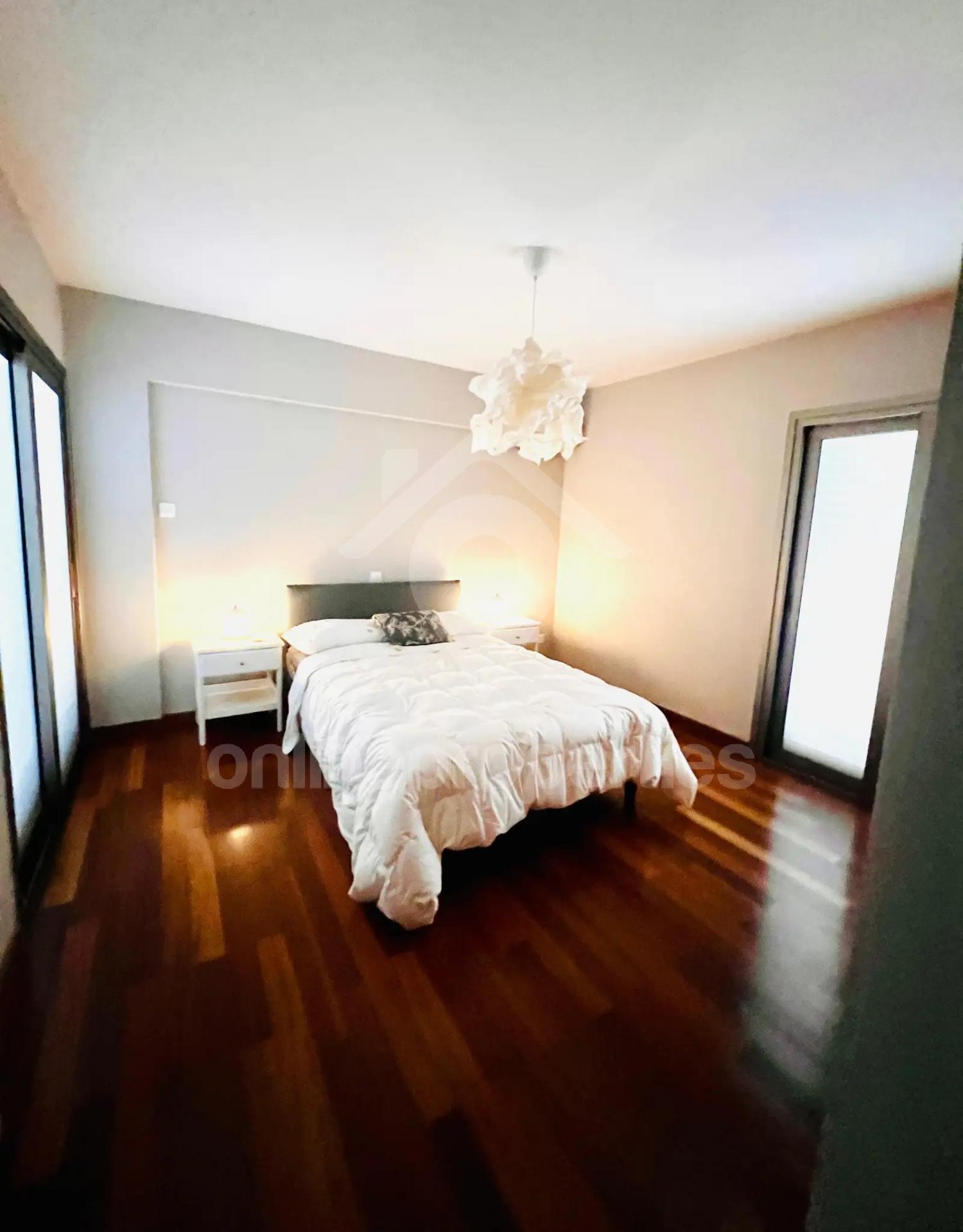 To change image, hover mouse over thumbnails below