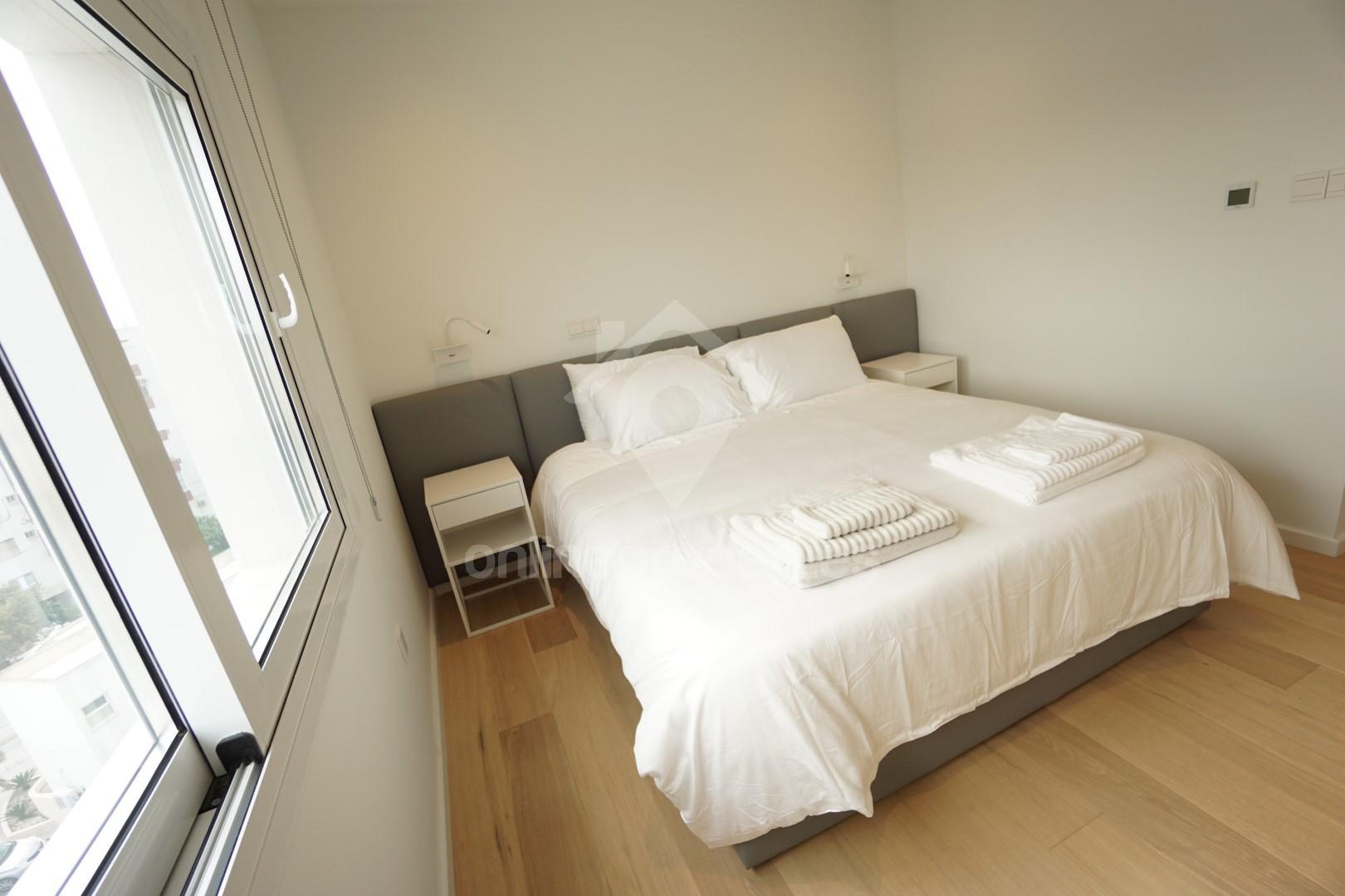 To change image, hover mouse over thumbnails below