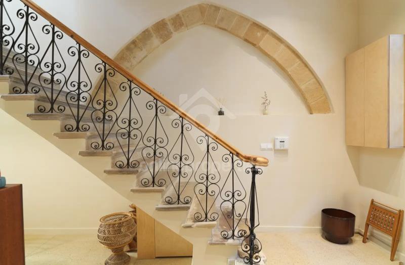 To change image, hover mouse over thumbnails below