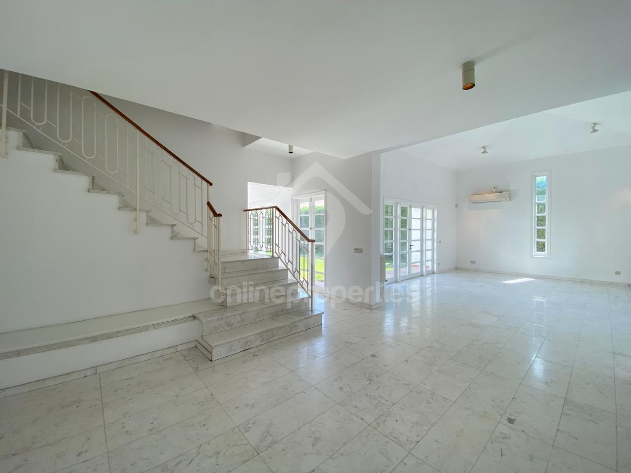 To change image, hover mouse over thumbnails below