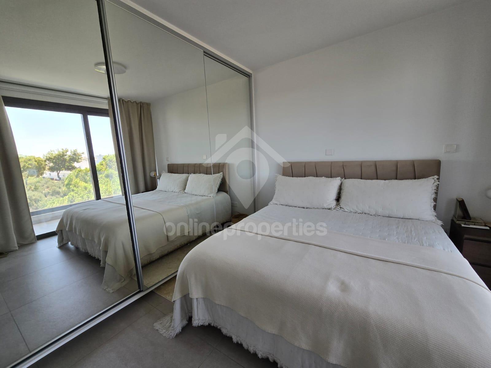 To change image, hover mouse over thumbnails below