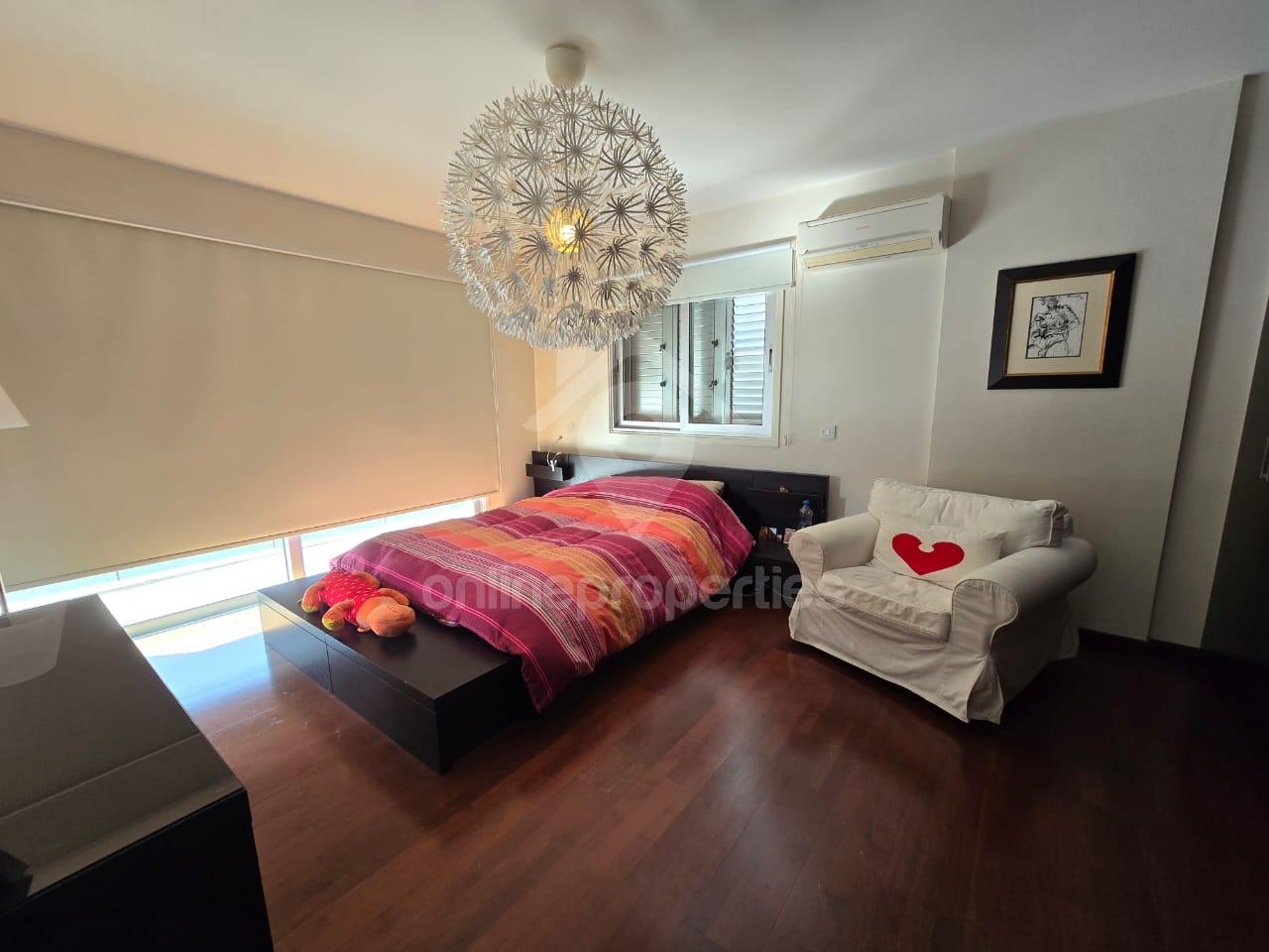 To change image, hover mouse over thumbnails below