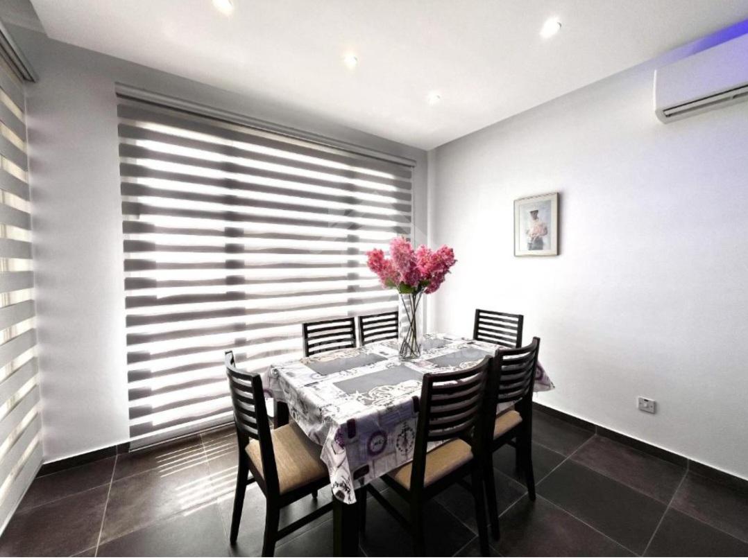 To change image, hover mouse over thumbnails below