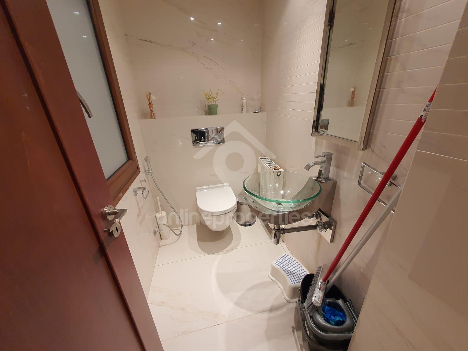 To change image, hover mouse over thumbnails below