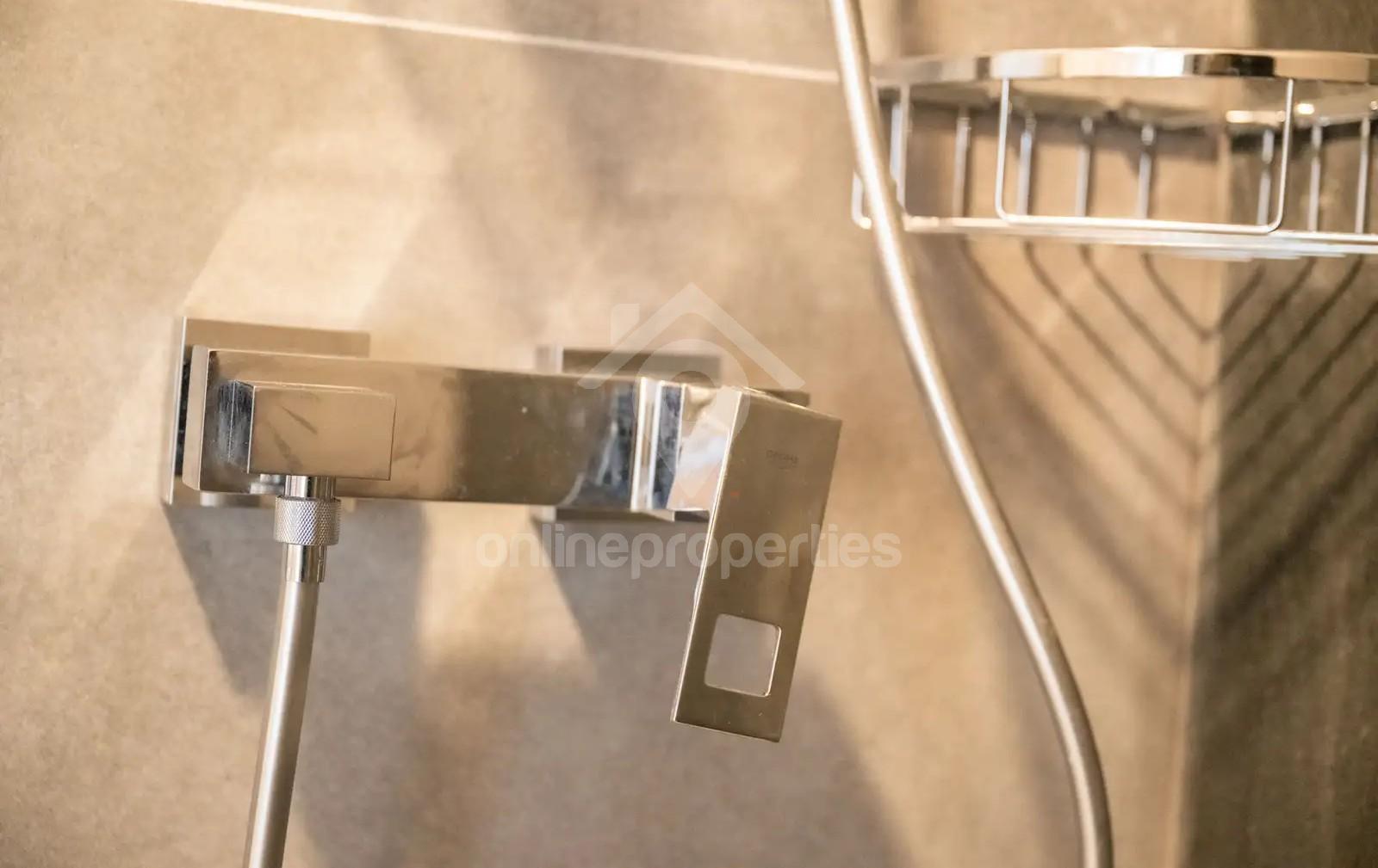 To change image, hover mouse over thumbnails below