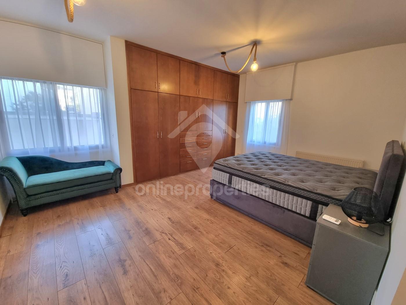 To change image, hover mouse over thumbnails below