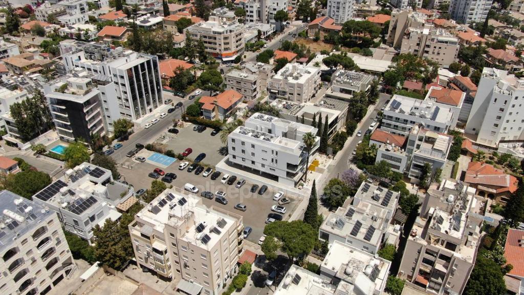 To change image, hover mouse over thumbnails below