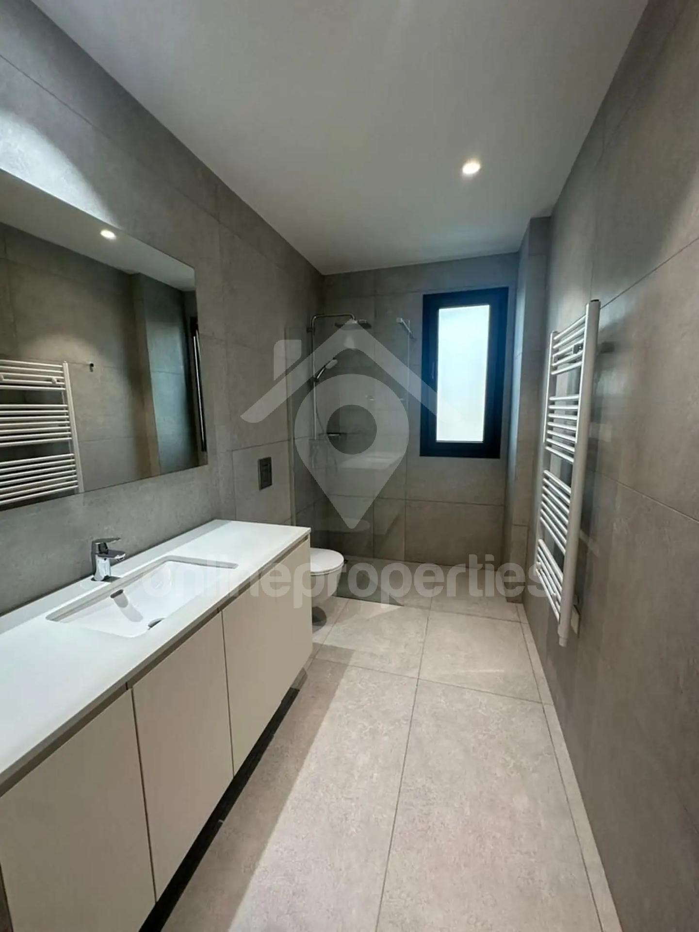 To change image, hover mouse over thumbnails below