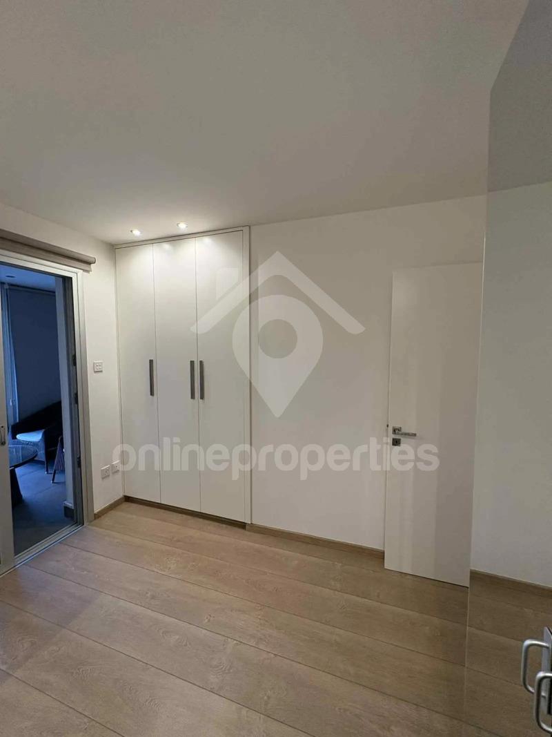 To change image, hover mouse over thumbnails below