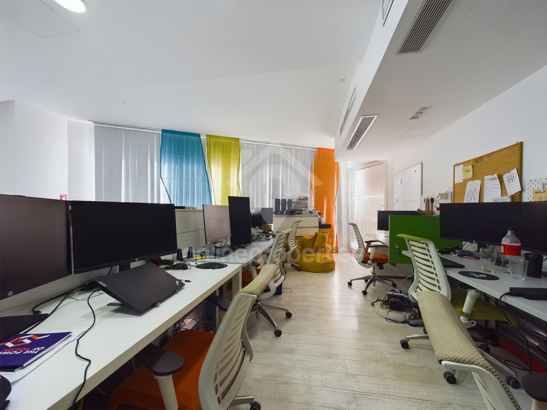 To change image, hover mouse over thumbnails below