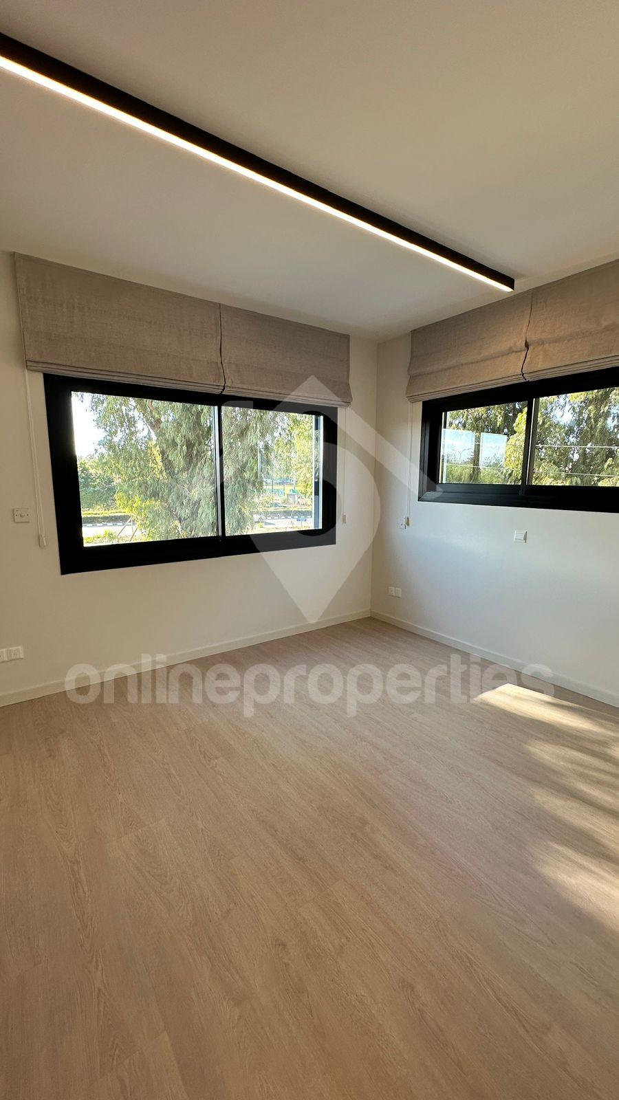 To change image, hover mouse over thumbnails below