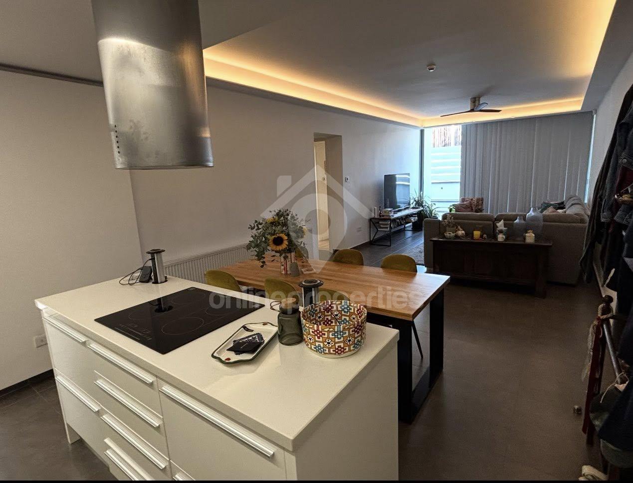 To change image, hover mouse over thumbnails below