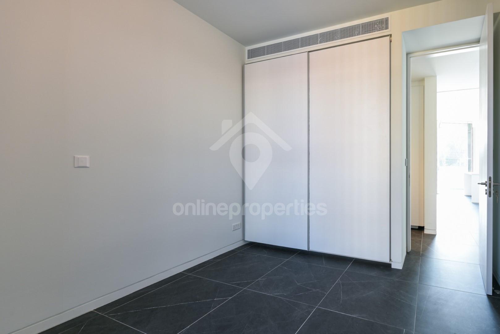 To change image, hover mouse over thumbnails below