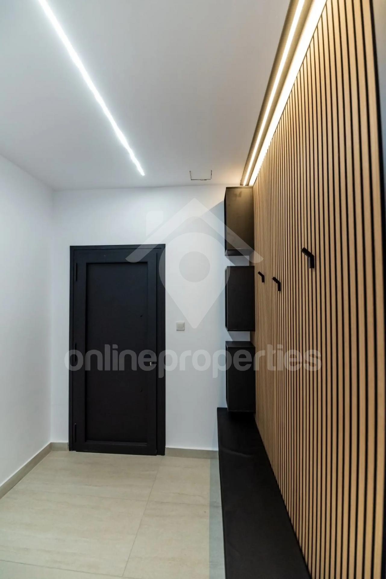 To change image, hover mouse over thumbnails below