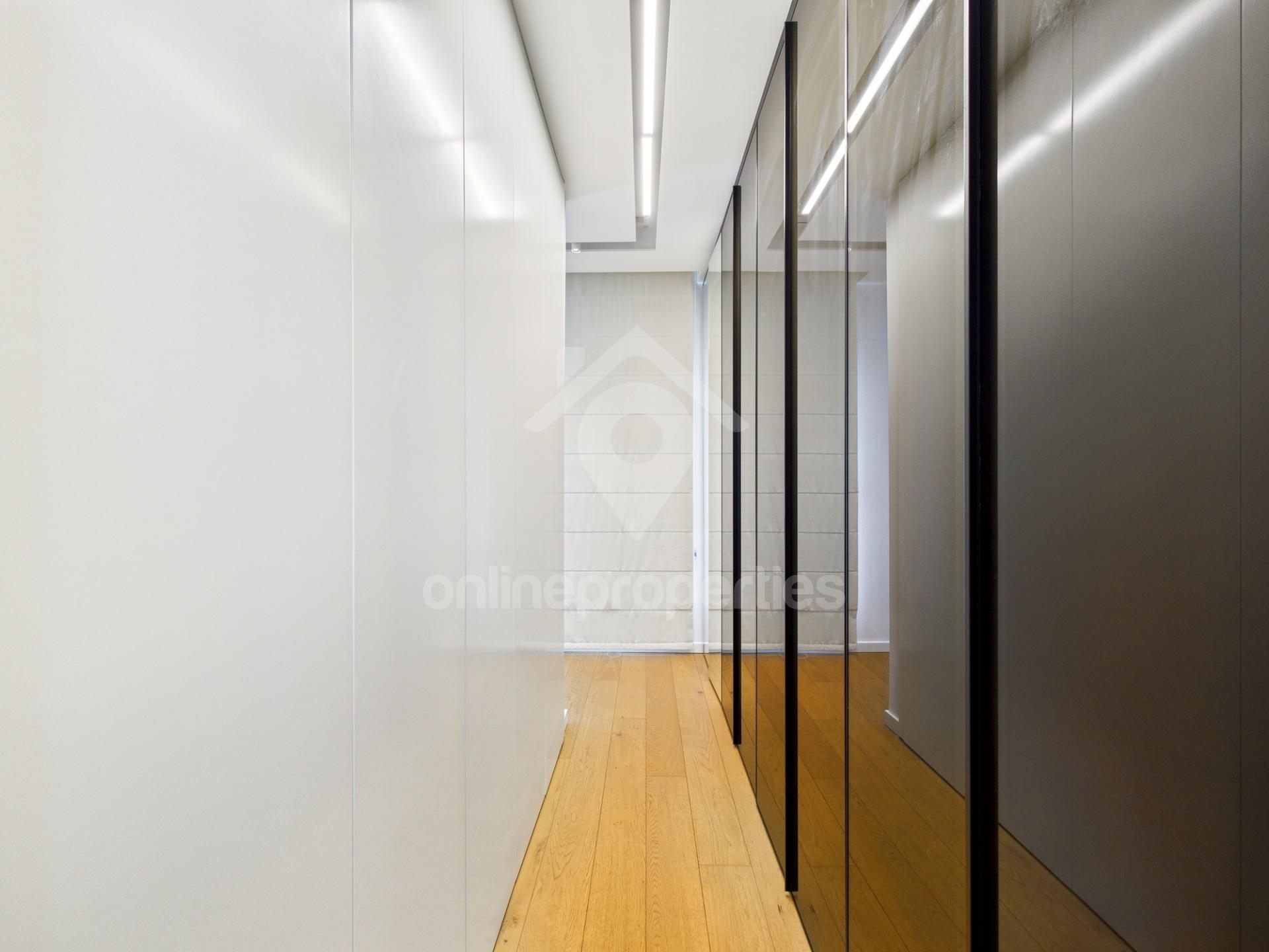 To change image, hover mouse over thumbnails below