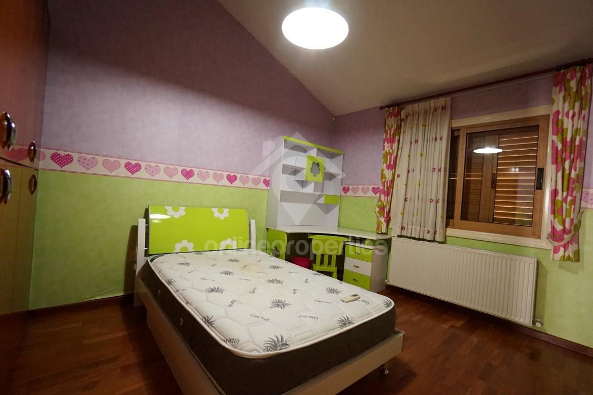 To change image, hover mouse over thumbnails below