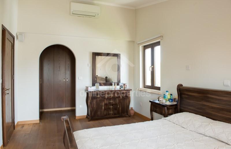 To change image, hover mouse over thumbnails below