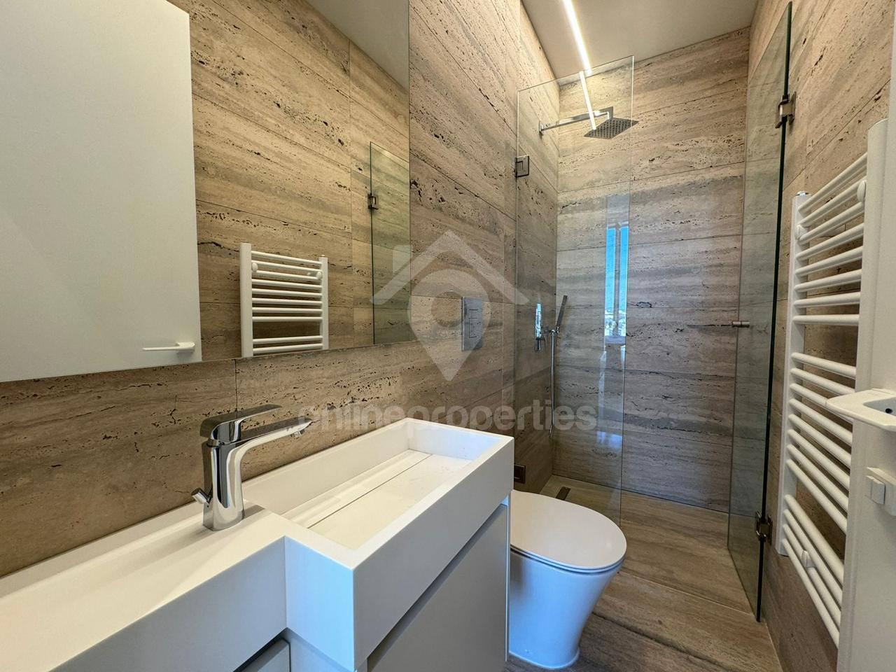 To change image, hover mouse over thumbnails below