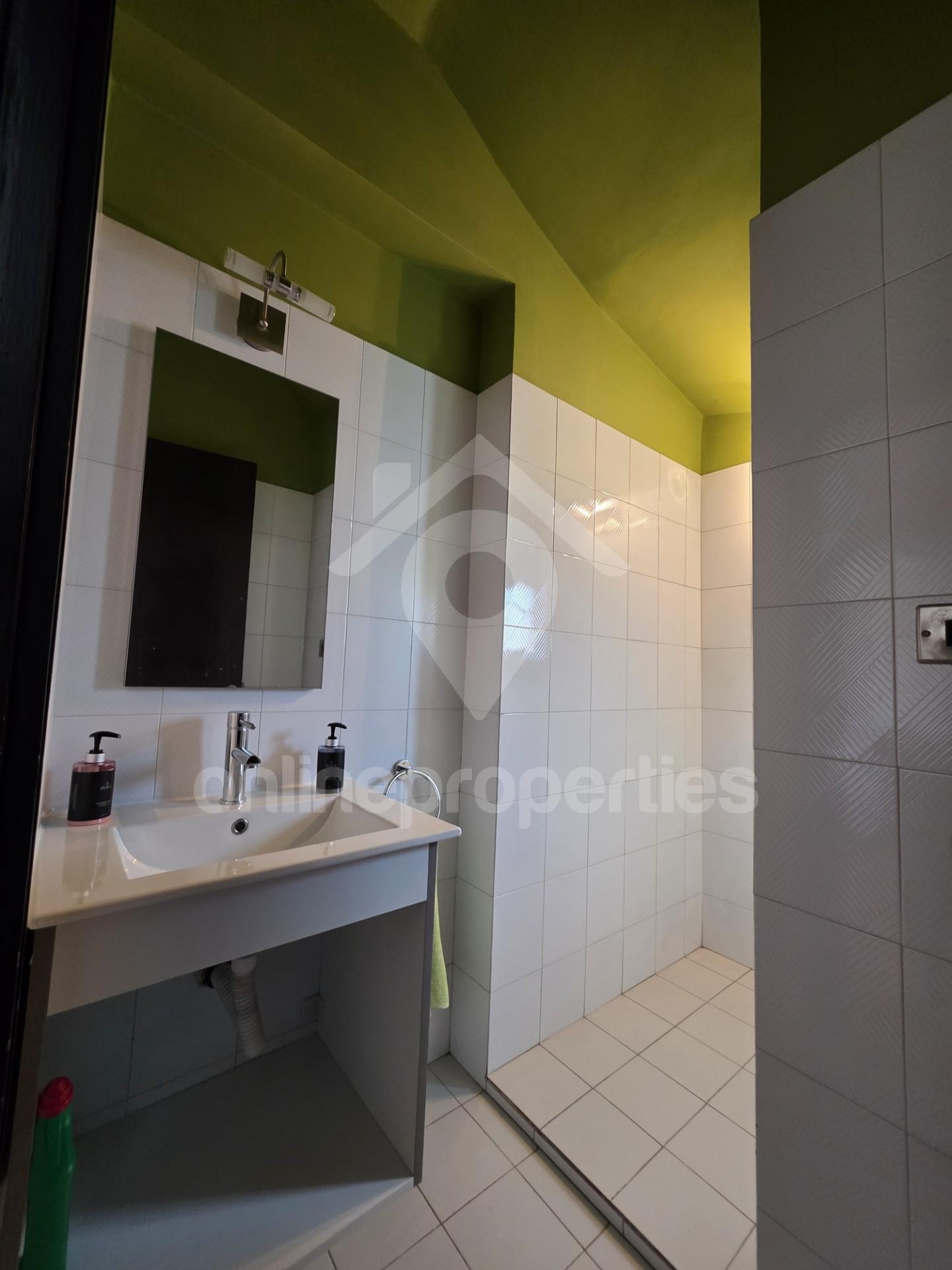 To change image, hover mouse over thumbnails below