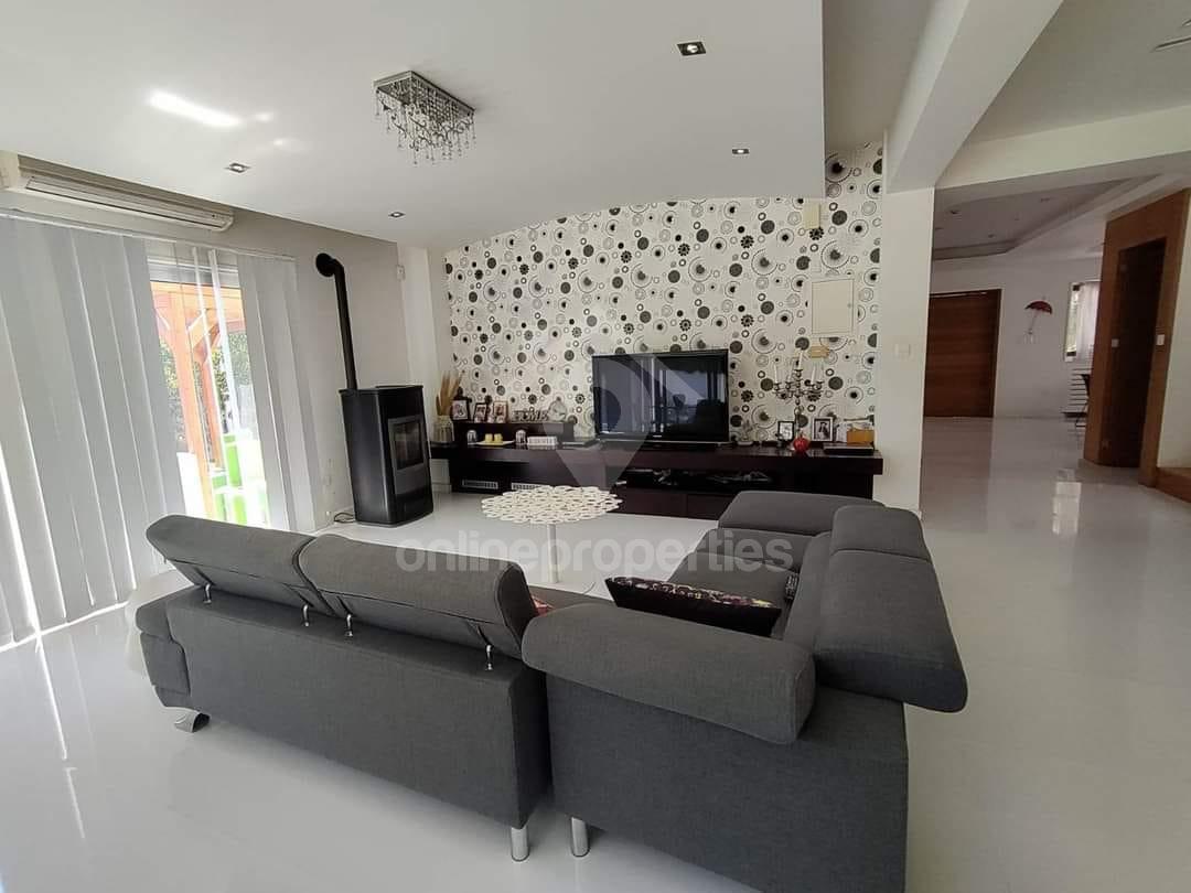 To change image, hover mouse over thumbnails below