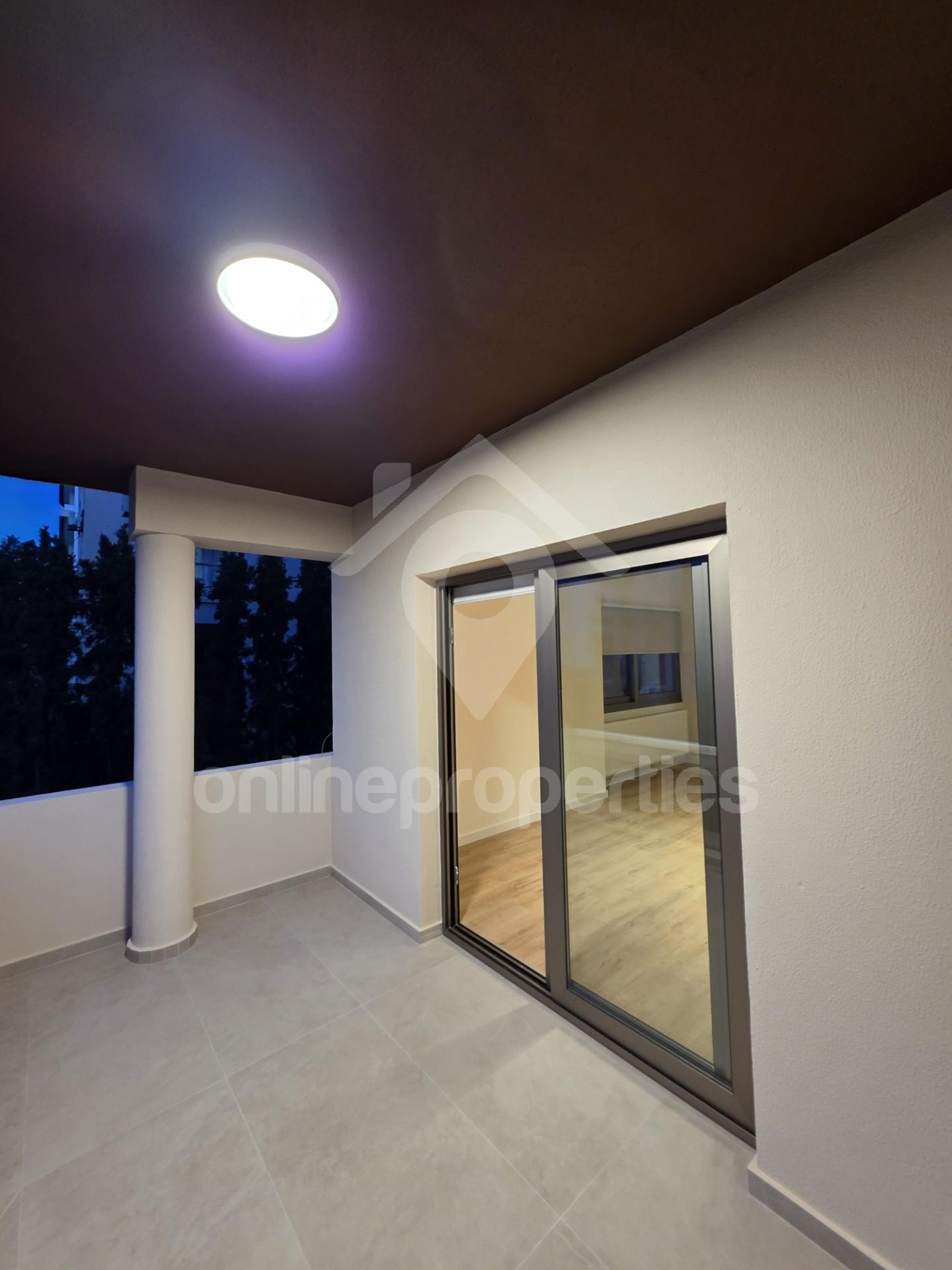 To change image, hover mouse over thumbnails below